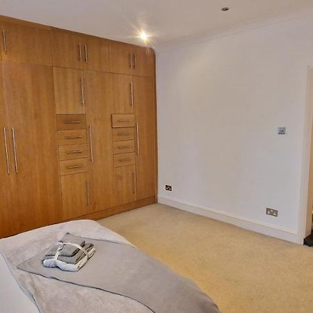 Action Packed Local 3Br 1 Mins Walk To Everything Lejlighed London Eksteriør billede