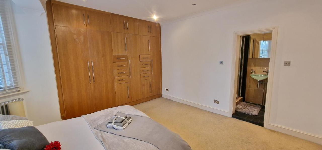 Action Packed Local 3Br 1 Mins Walk To Everything Lejlighed London Eksteriør billede