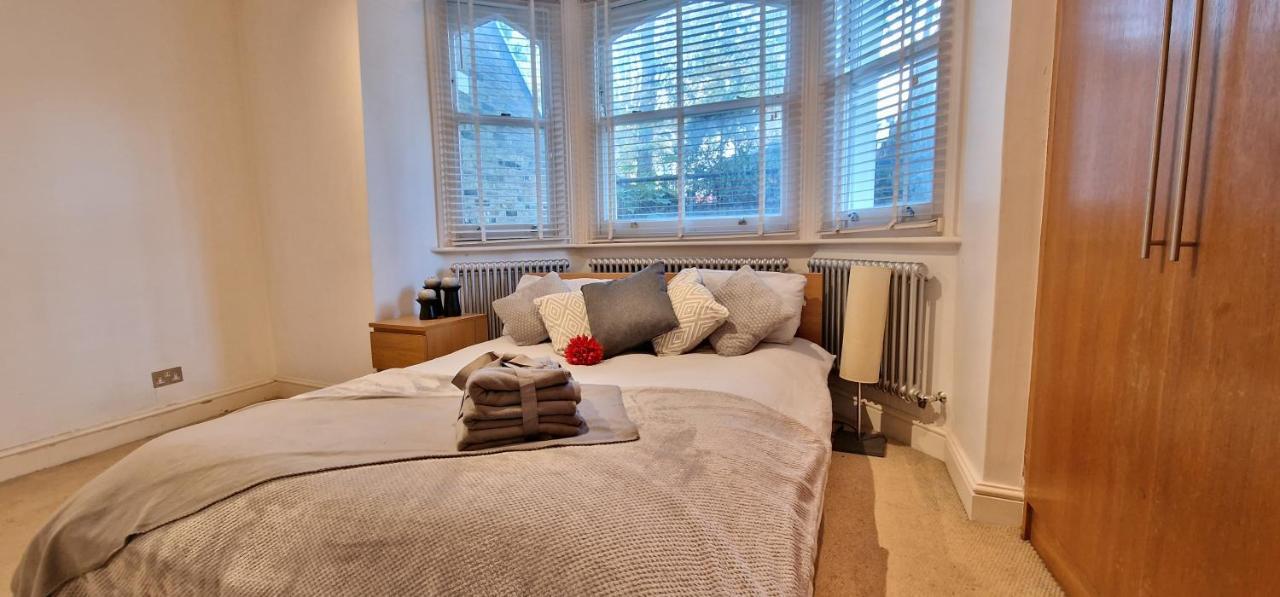Action Packed Local 3Br 1 Mins Walk To Everything Lejlighed London Eksteriør billede