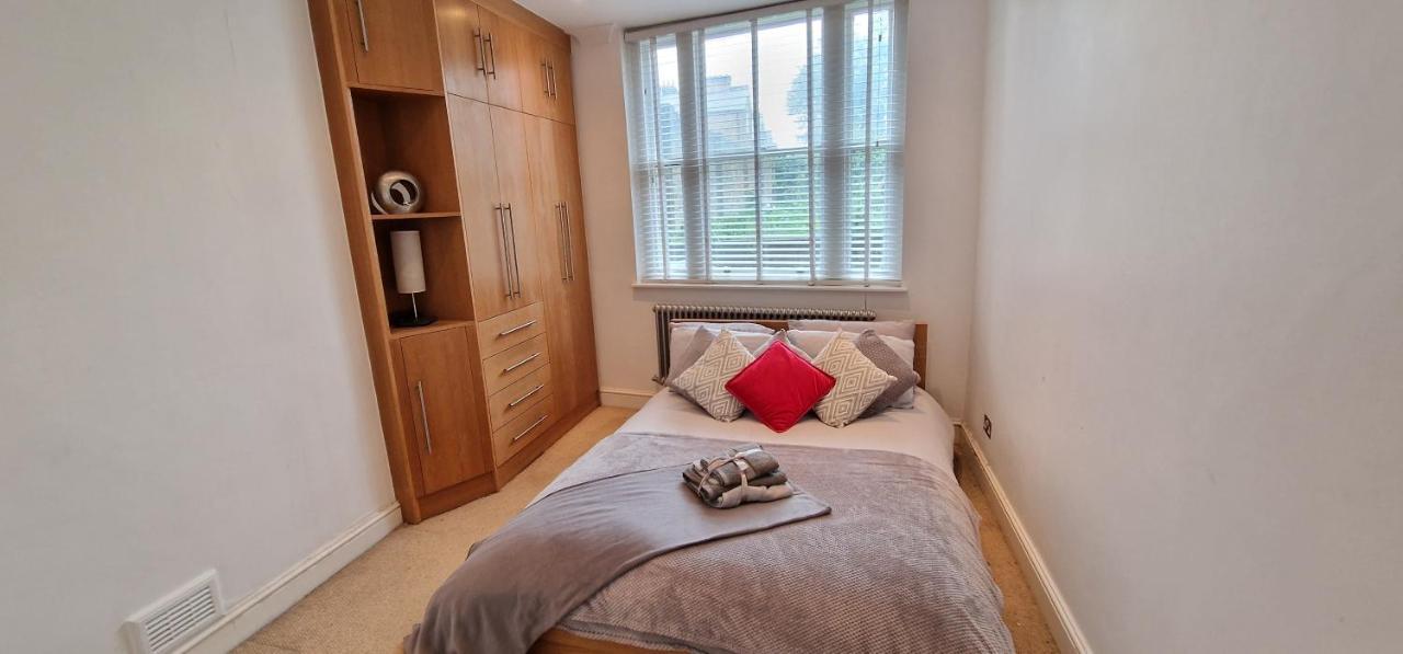 Action Packed Local 3Br 1 Mins Walk To Everything Lejlighed London Eksteriør billede