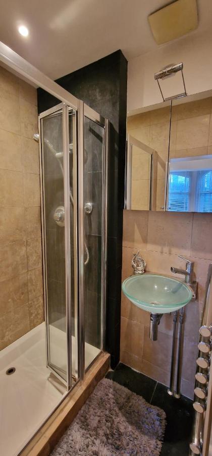 Action Packed Local 3Br 1 Mins Walk To Everything Lejlighed London Eksteriør billede