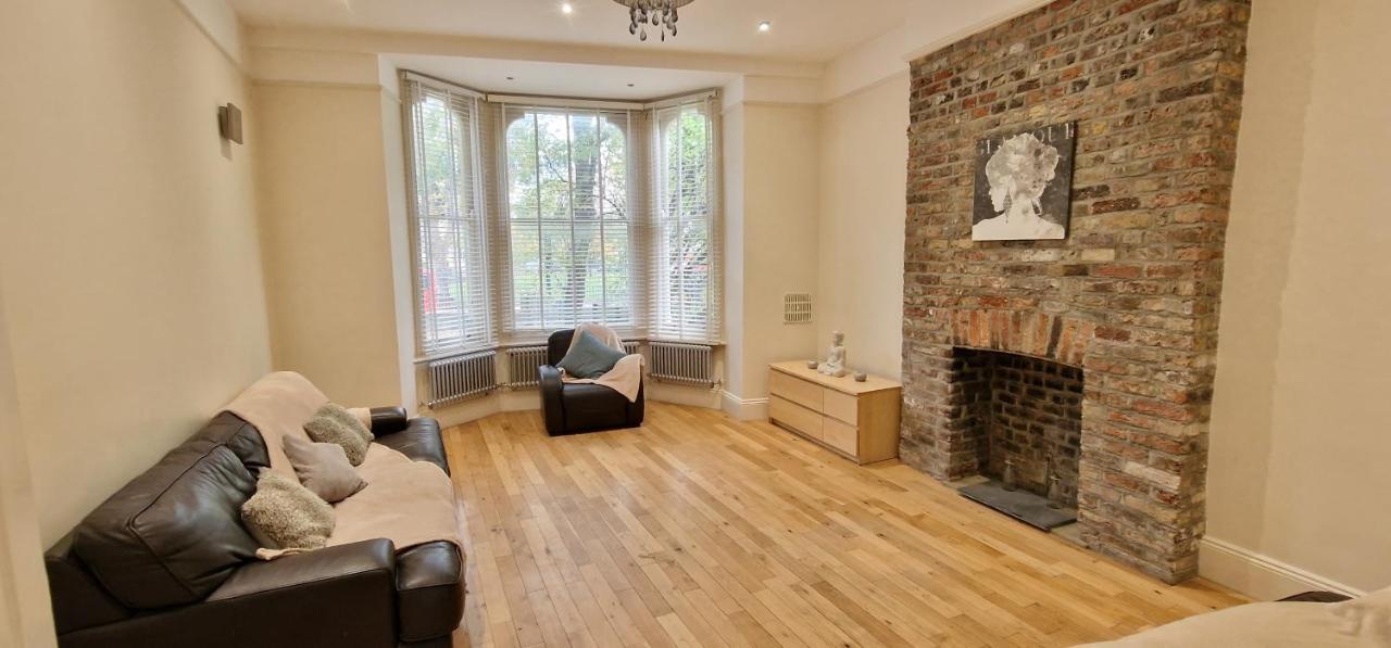 Action Packed Local 3Br 1 Mins Walk To Everything Lejlighed London Eksteriør billede