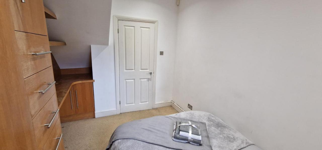 Action Packed Local 3Br 1 Mins Walk To Everything Lejlighed London Eksteriør billede