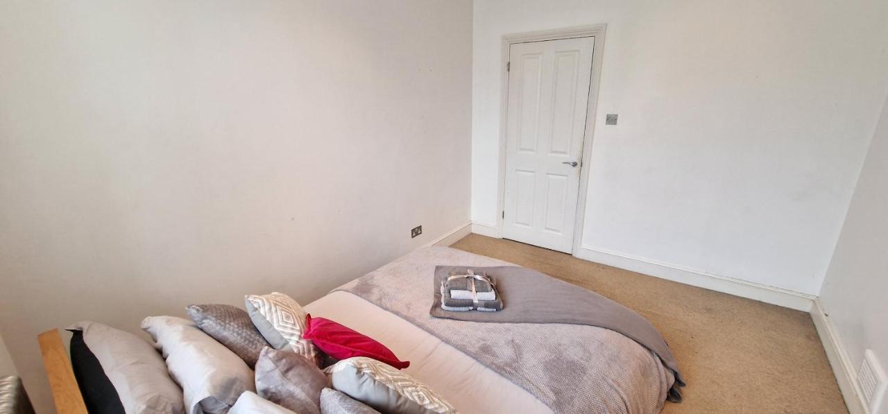 Action Packed Local 3Br 1 Mins Walk To Everything Lejlighed London Eksteriør billede