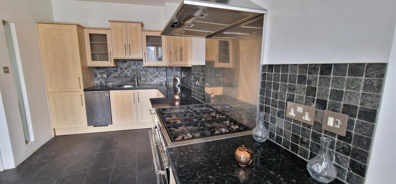 Action Packed Local 3Br 1 Mins Walk To Everything Lejlighed London Eksteriør billede