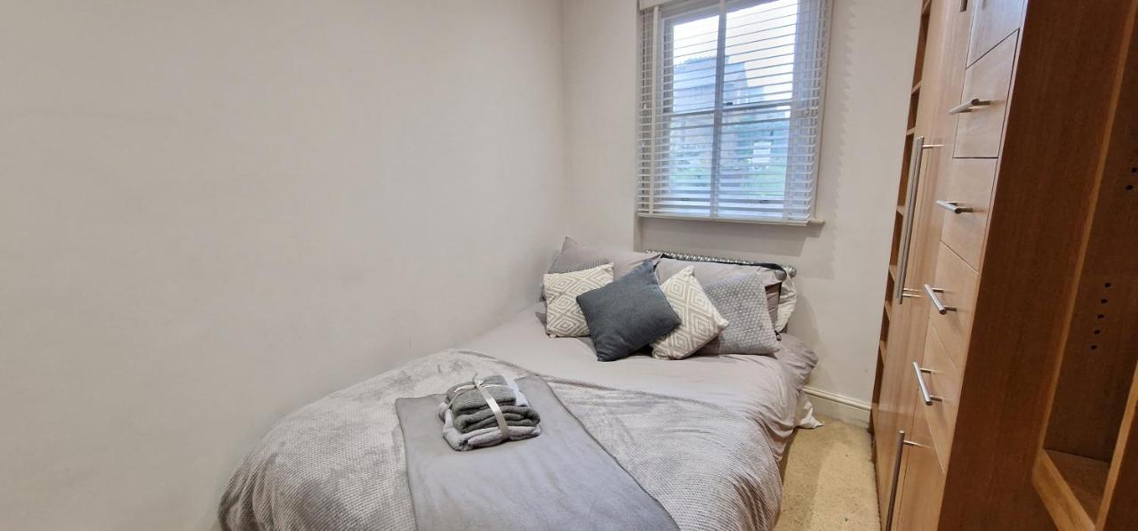 Action Packed Local 3Br 1 Mins Walk To Everything Lejlighed London Eksteriør billede